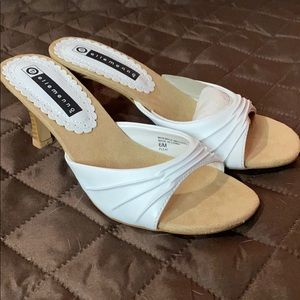 Ellemenno white sandals size 6